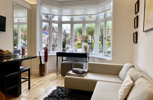 Hermoso interior contemporáneo de un dormitorio diseñado plano junto a Kew Green