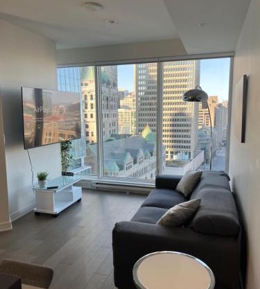 Beautiful one bedroom downtown Condo with pool and free parking