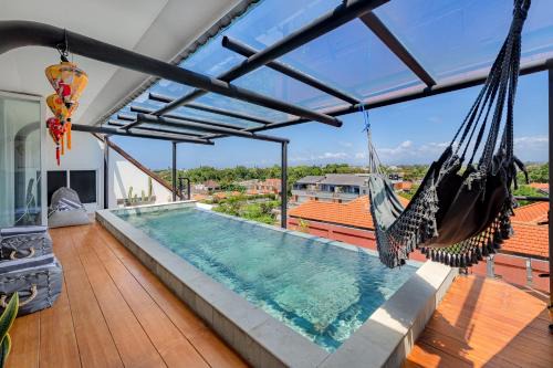 Beautiful Penthouse w/incredible views, pool, & cinema room!