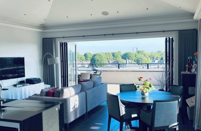 Beautiful Penthouse w/ River Views , wrap around balcony and Free Parking !