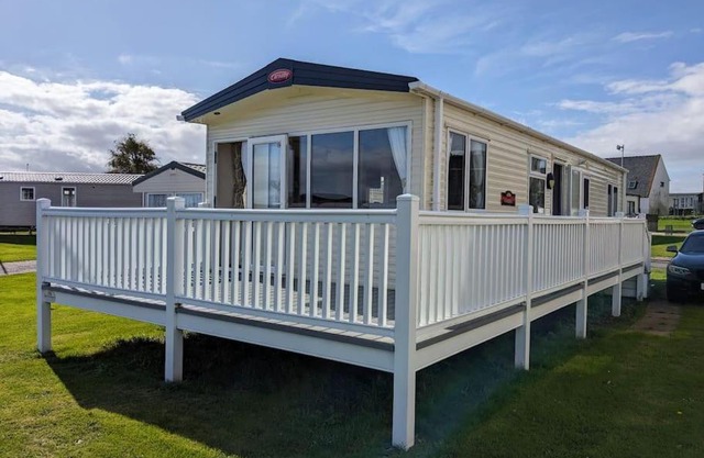 Beautiful Pet Friendly Southerness Caravan With Sea View & Decking Area