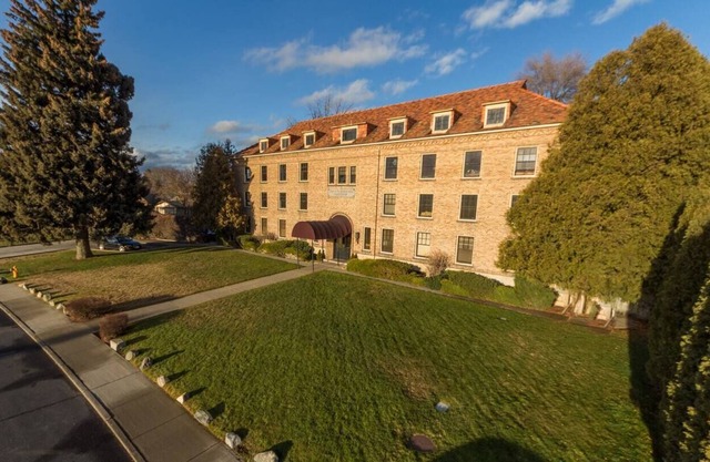 Beautiful place!!! 2 bedroom. Historic building