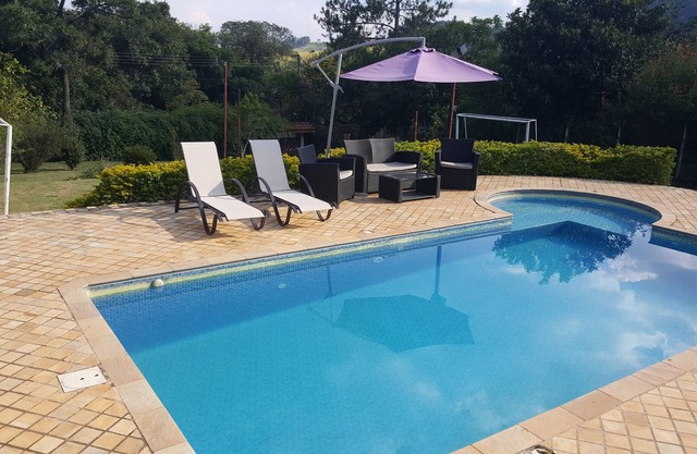 Hermoso lugar en Atibaia con piscina con hidro y mini campo de fútbol.