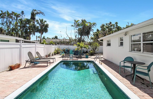 Beautiful pool home in the historic village of Longboat Key | Close to beach - Longboat Oasis
