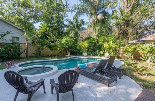 Hogar hermoso de la piscina cerca de los jardines de Busch, del parque de Lowry, y de los grandes restaurantes