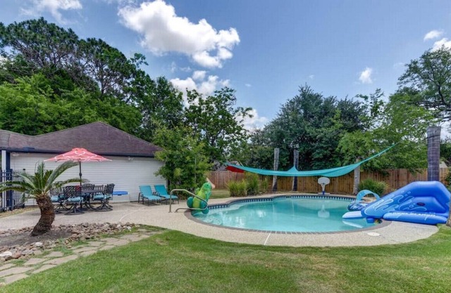 Beautiful Pool! Relaxing Spacious Home