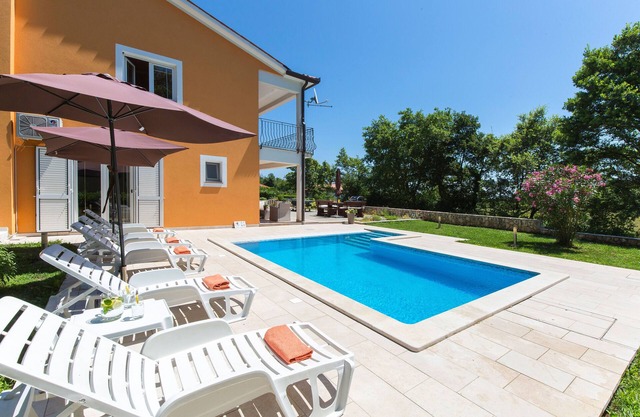 ÚLTIMO MINUTO -50%! Piscina Villa a 2,5 km del mar, 920 m2 de ambiente privado.
