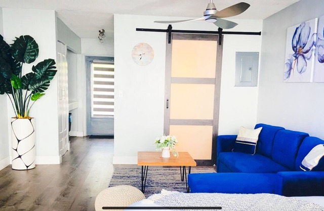 Beautiful Posh Condo Newly Renovated with King Bed