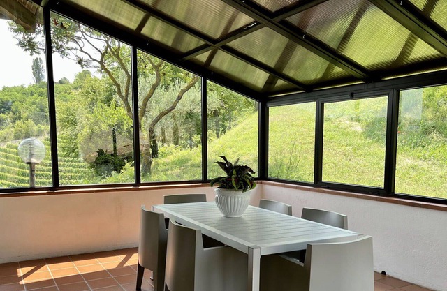 Preciosa casa de vacaciones privada con WIFI, TV, patio, vista panorámica y aparcamiento