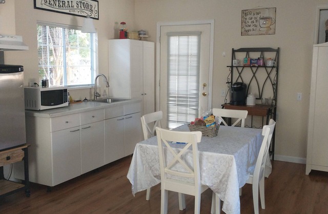Beautiful Private Boutique Suite. Cozy & Quiet. Coffee Bar, Parking & Movies!