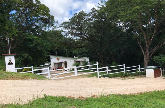 Hermosa casa privada de 3 dormitorios, 2 baños con piscina en Costa Rica Inicio RAZONABLE