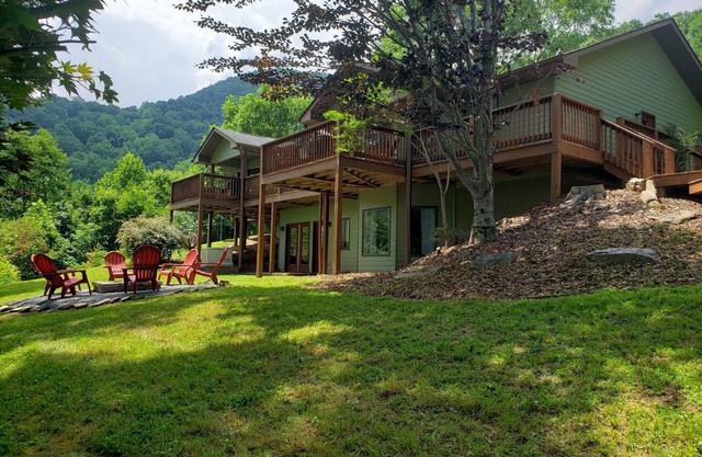 Beautiful Private Mountain Estate Close to Asheville w/ Hot Tub & Sauna