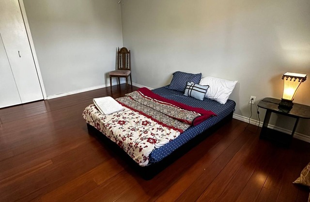 Beautiful Private Room- Full Amenities- Near Restaurants Shopping & Transit 3