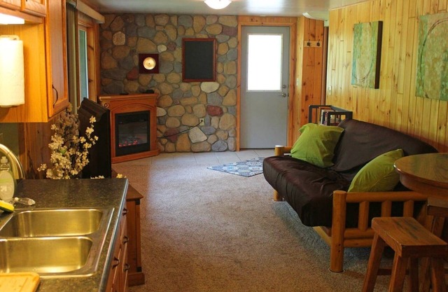 Hermoso espacio privado de vacaciones. Cabina siente justo fuera de la ciudad!
