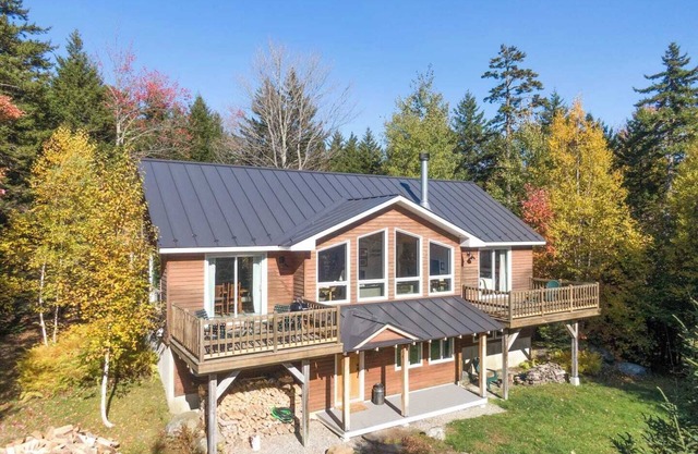 Beautiful Private Vermont Home 2 minutes to Sugarbush Resort at Mt. Ellen with views of the slopes