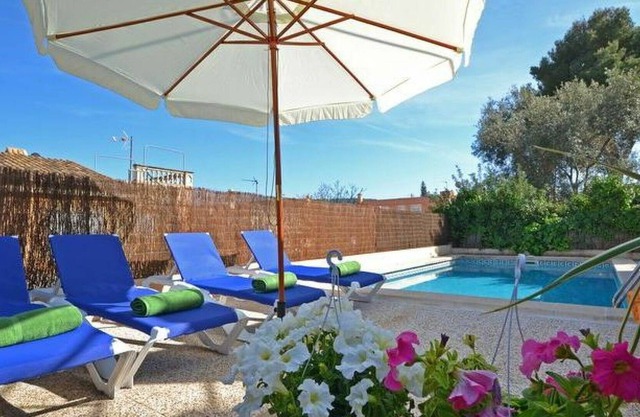 Preciosa casa de vacaciones privada para 8 personas con A/C, WIFI, piscina, TV, patio y aparcamiento