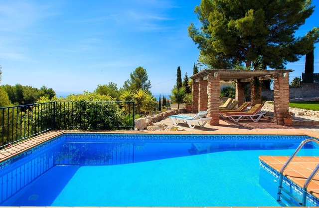Beautiful private villa for 8 guests with A/C, private pool, WIFI, TV, terrace and pets allowed