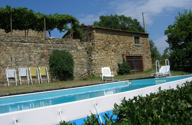 Beautiful private villa with private pool, WIFI, veranda, pets allowed and parking, close to Are.