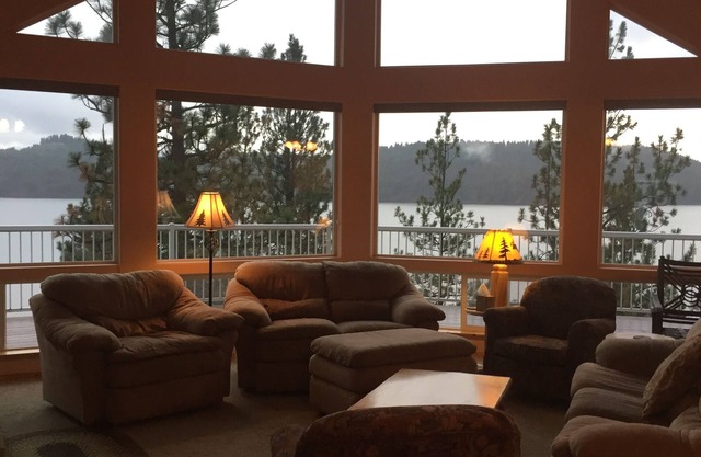 Hermosa línea de costa privada en el lago Coeur d`Alene. La playa y el muelle.