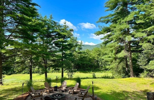 Beautiful property with Mountain View & privacy. Near trails, eateries & more!