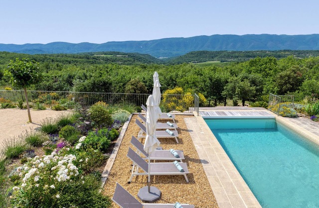 Beautiful Provencal Bastide - panoramic view of the Luberon - heated pool