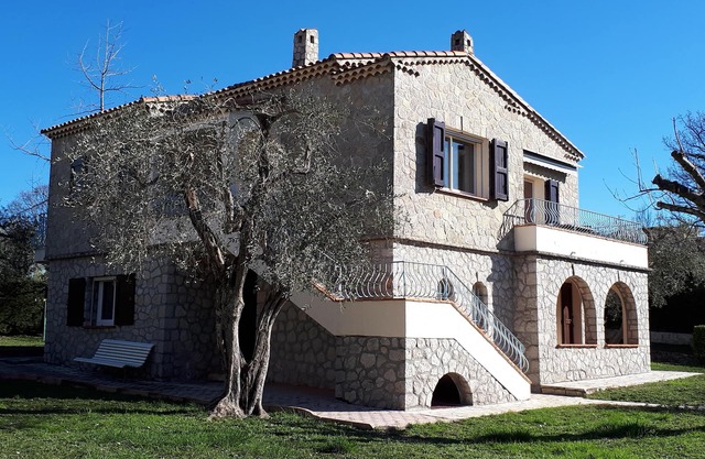Hermosa villa de piedra provenzal con gran piscina y casa de la piscina