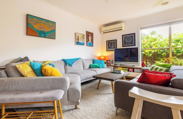 Beautiful quiet home, Geelong West cafes – for families, LGBT guests, pets