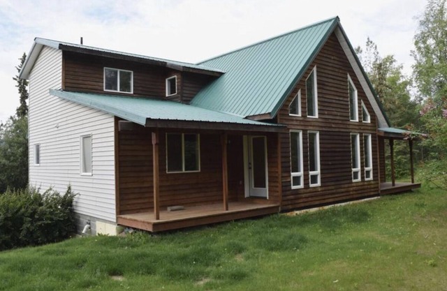 Beautiful quiet home on 2 acres. Many amenities. 2 person Jacuzzi tub!