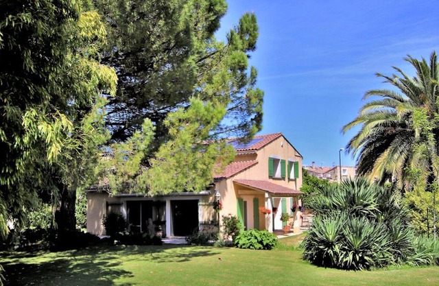 Beautiful quiet house, large garden, swimming pool