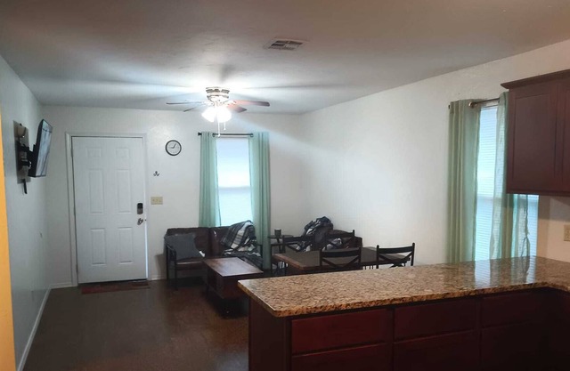 Beautiful-Quiet-Modern-Fast Internet 2br 1ba w/ fenced yard