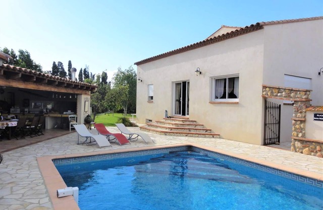 HERMOSA VILLA RESIDENCIAL EN PAZ GRAN COCINA VERANO PISCINA PRIVADA