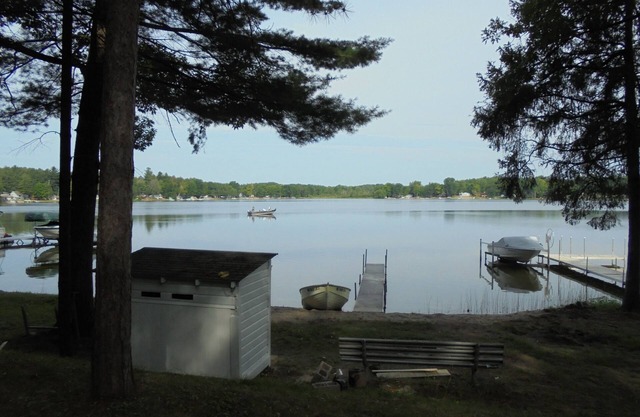 Hermosa casa nueva en todos los deportes Lago Bonito en Mecosta, Michigan