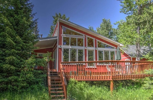Beautiful Red Lodge Cabin right on the river and only minutes from town.