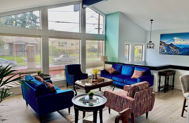 Beautiful relaxing home 4BR/3BA -AC-near Light Rail