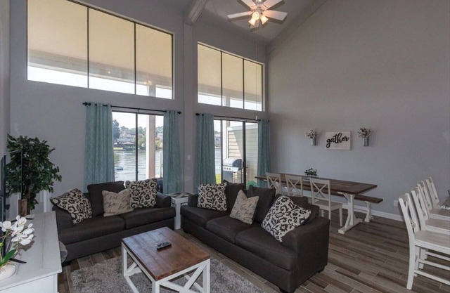 Beautiful Remodeled Luxury Waterfront Property- 3BR/2.5 bath-Sleeps 11!!!