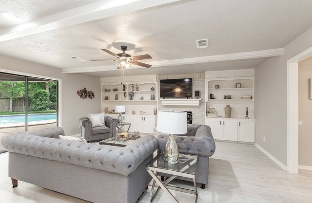 Beautiful Renovated Claer Lake 5bedroom with pool