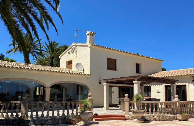 Hermosa Finca / Villa renovada con piscina privada y vistas al mar