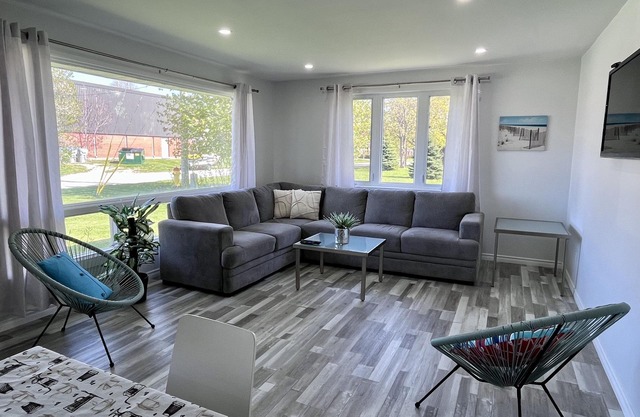 Beautiful renovated house 4 min drive to beach!! Open tonight to Friday
