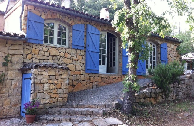 Hermosa villa restaurada de piedra en un entorno rural tranquilo.