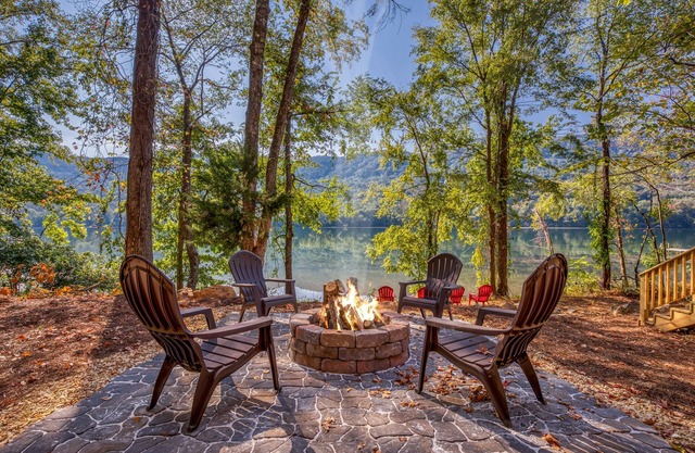 Hermosa cabaña en el río en el corazón de la garganta del río Tennessee