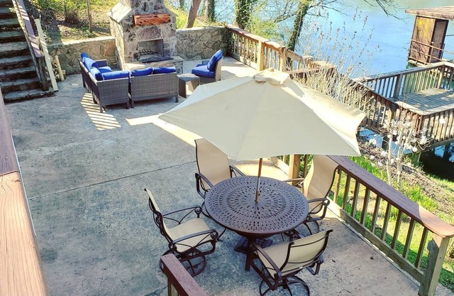 Beautiful River Front Cabin with Private Dock! Perfect spot for Trout Fishing!