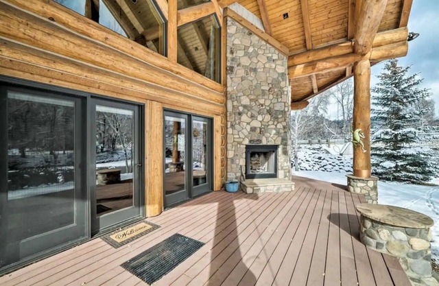 Beautiful Riverfront Log Home With Prvt Hot Tub and Astonishing view, Sleeps 12
