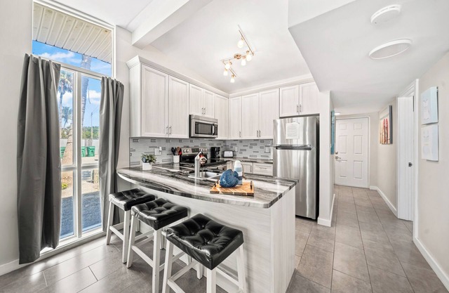 Beautiful Riverfront Villa W/ Private Beach Access, Fire Pit, & BBQ Grills