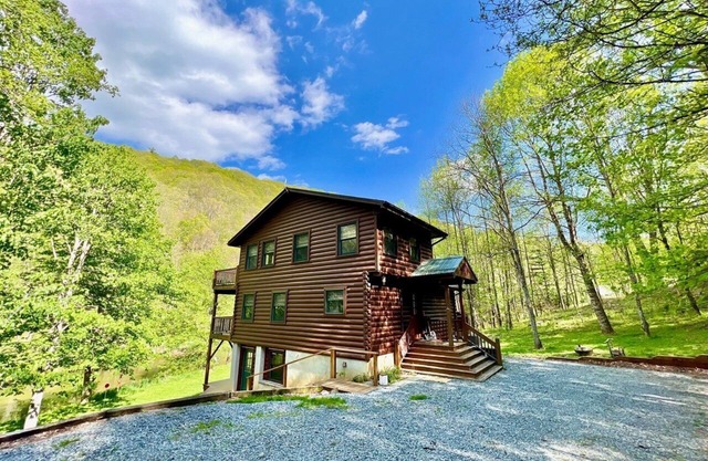 Beautiful Riverfront Cabin located on New River, Wi-Fi, Pool Table