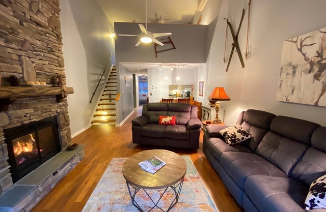 Beautiful Riverfront Townhome, Steps to Historic Downtown Stowe
