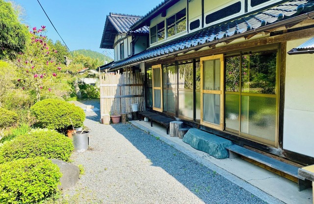 Beautiful riverside getaway near Yubara Hot Springs - AC, WiFi. Family Friendly!