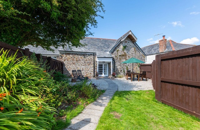 Beautiful, romantic 4* cottage in rural setting with Country Club membership.