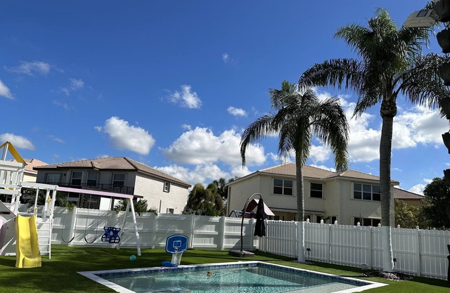 Miami rent room very comfortable and gorgeous with pool cold a/c and extras.