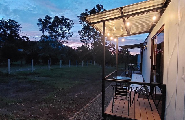 Hermosas habitaciones con terraza y vista al Volcán Arenal en La Fortuna.
