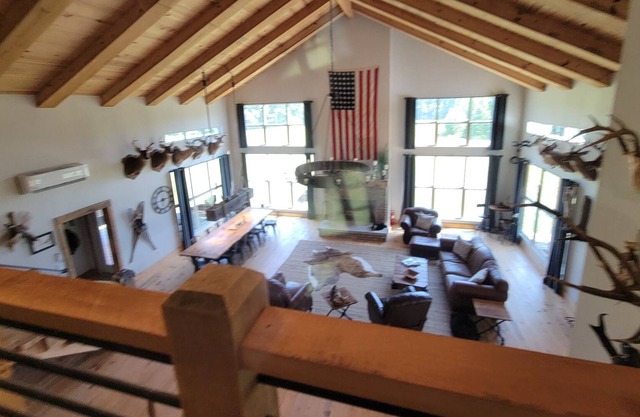 Beautiful Rustic Industrial lodge. Approx 30 minutes from historic Natchez, ms!